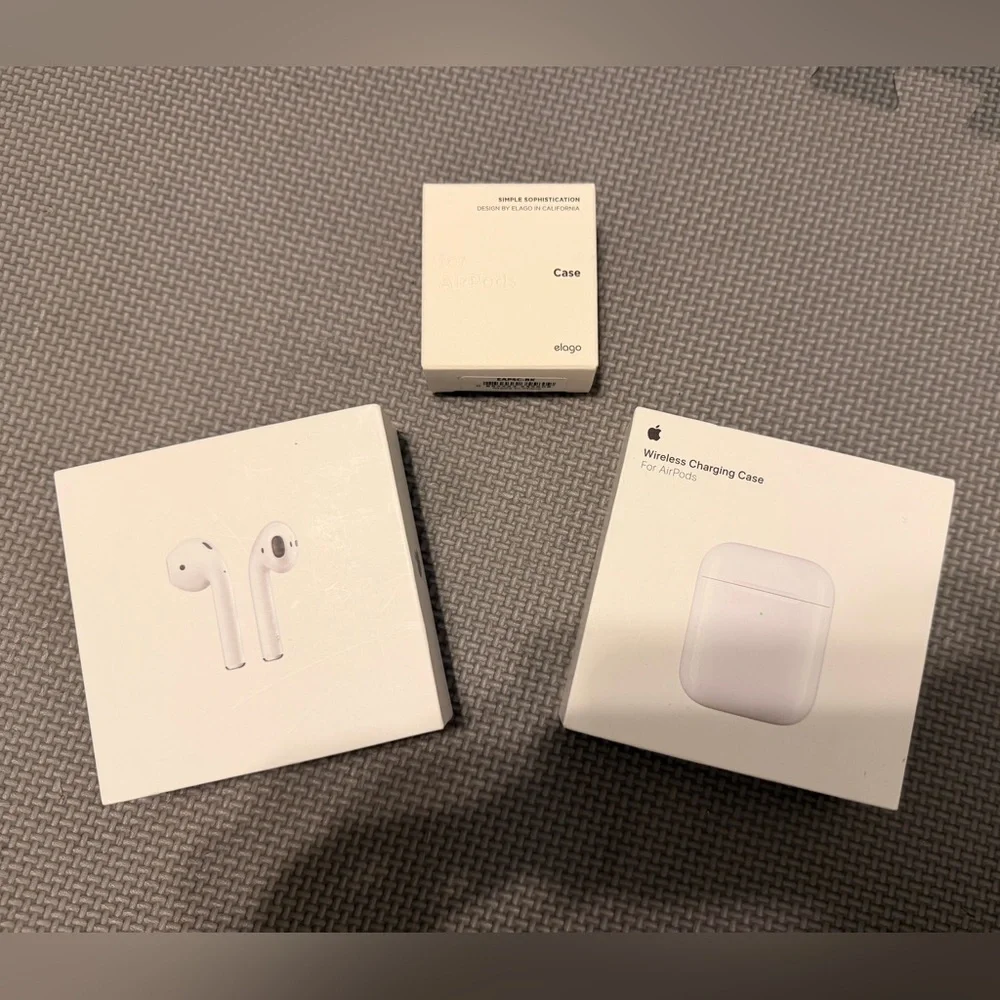 Apple AirPods with Wireless Charging Case